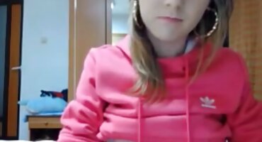 യുവ റഷ്യൻ പെൺകുട്ടി ആൺകുട്ടിക്ക് തന്നെത്തന്നെ നൽകി, തുടർന്ന് അവളുടെ മുഖത്ത് ഒരു ഡോസ് കം ലഭിച്ചു.