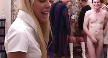 റഷ്യൻ ദമ്പതികൾ അടുക്കളയിൽ ഒരു ഹ്രസ്വ സംഭാഷണം ശേഷം