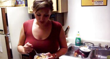 റഷ്യൻ മിൽഫ് ഓഫീസിൽ അവളുടെ കഴുതയെ ചോദിക്കുന്നു