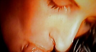 ഒരു വീട്ടിലെ അന്തരീക്ഷത്തിൽ റഷ്യൻ മനുഷ്യൻ തന്റെ ഭാര്യയുമായി പുതിയ വികാരാധീനനും