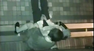 ചൂടുള്ള അമ്മ ഒരു സ്ട്രാപ്പൺ ഉപയോഗിച്ച് ലെസ്ബിയൻ മകൾ