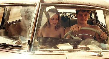 ഇവിടെ സ്നേഹം പക്വതയുള്ള ദമ്പതികൾ ചെറുപ്പക്കാരൻ ഉണ്ടാക്കുക