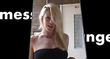 ഓഫീസിലെ വലിയ മനുഷ്യൻ കഴുതയിൽ ഒരു യുവ ബ്രൌണിനെ പുറത്താക്കി