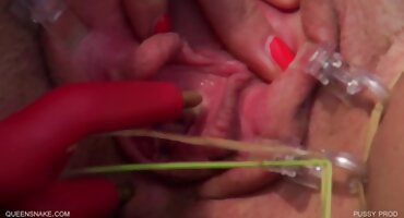 റെഡ്ഹെഡ് മിൽഫ് പണം കാട്ടിൽ രണ്ട് പിക്കപ്പ് ട്രക്കുകൾ