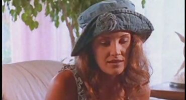 ഒരു പക്വതയുള്ള വീട്ടുജോലിക്കാരിയുടെ ലിവിംഗ് റൂമിൽ സെക്സിനായി ആൺകുട്ടി വളർത്തുന്നു