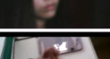 പെൺകുട്ടി ഒരു ഡിൽഡോ ഉപയോഗിച്ച് സ്വയം നശിപ്പിച്ചു, അവളുടെ വികസിപ്പിച്ചെടുത്ത ദ്വാരങ്ങൾ മുൻവശത്ത് ചിത്രീകരിച്ചു