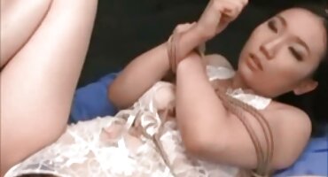 ത്രികോണത്തിൽ, രണ്ട് ബ്ലോണ്ടുകൾ ബിഎഫ്