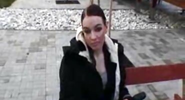 മുത്തശ്ശിയെ വിൽക്കുന്ന സമയത്ത് പയ്യൻ തന്റെ മെലിഞ്ഞ കാമുകിയെ നോക്കി