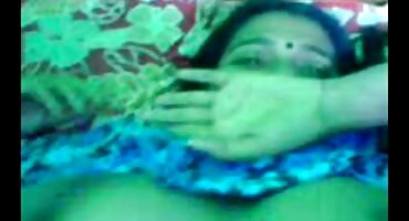 പെണ്കുട്ടി വലിയ റബ്ബർ കോഴി കൊണ്ട് വിരൽ സമനിരപ്പുണ്ടാക്കുക