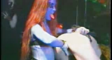 പെൺകുട്ടി വസ്ത്രധാരണം ആവശ്യമുള്ള കാസ്റ്റിംഗിൽ പങ്കെടുക്കുന്നു