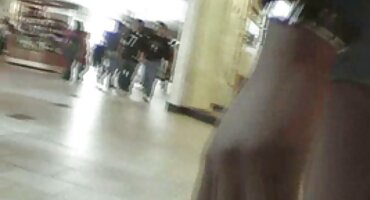 മസാജ് ടേബിളിൽ മസാജ് ചെയ്ത് സുന്ദരിയായ നഗ്നത