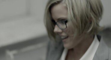 സുന്ദരിയായ യുവാവ് മുതിർന്ന സ്ത്രീയെ ചൂഷണം ചെയ്യുന്നു