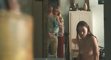 യുവാക്കൾ ക്യാമറയിൽ പകർത്തുന്നു, അവരുടെ കാഴ്ചക്കാരെ സന്തോഷിപ്പിക്കുന്നു