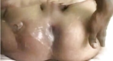 രുചികരമായ ചെറുപ്പക്കാരൻ ഒരു സുഖപ്രദമായ കിടക്കയിൽ സമനിരപ്പുണ്ടാക്കുക വായിൽ