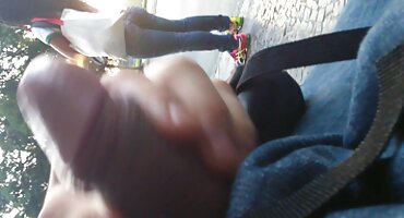 റഷ്യൻ യുവതി തന്റെ കാമുകൻ മുന്നിൽ ഒരു കോഴി കൊടുത്തിരിക്കുന്നു