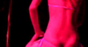 ചെറുപ്പക്കാരൻ കഴുത ലെ വെട്ടി ഫീഡ് കം