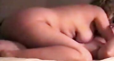 കാമുകനൊപ്പം കഴുതയിൽ ചാരനിറമുള്ള സുന്ദരി