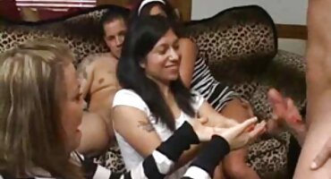 കാമുകൻ കാലയളവിൽ ഇളയ പെൺകുട്ടിയുടെ ചെറിയ മുലകൾ