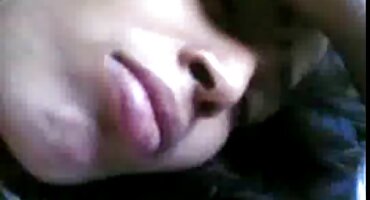 ആ മനുഷ്യൻ ഒരു പച്ച വസ്ത്രത്തിൽ ഒരു ചബ്ബി സ്ത്രീയെ നഗ്നയാക്കി, തുടർന്ന് അവളുടെ പാൽ കുടിച്ച് പൂർത്തിയാക്കി