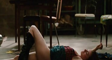 വസ്ത്രധാരണത്തിൽ ബ്രൂണെ ഒരു കരിങ്കല്ലിനൊപ്പം നഗ്നനാക്കി, അവനോട് നന്ദി പറയുന്നു