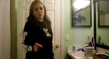 സൗന്ദര്യം സാവധാനം ഒരു പ്രതിമ മനുഷ്യന്റെ ചിറകുള്ള ലിംഗം വലിച്ചെടുക്കുന്നു