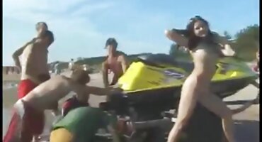 അവളുടെ വായിൽ ഒരു കോഴി എടുത്തു ഒരു ലോലിപോപ്പ് പോലെ അത് കുടിച്ചു