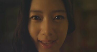 റഷ്യൻ പെൺകുട്ടി സോഫയിൽ തന്റെ പ്രിയപ്പെട്ട നക്കി ഒരു ദ്വാരം കൊടുത്തു