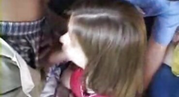 റഷ്യൻ ഭർത്താവ് പാവാട കീഴിൽ ഭാര്യ നാവ് വാന്ക് എഴുന്നേറ്റു