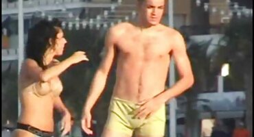 നഗ്നരായ റഷ്യൻ അമ്മ ആൺകുട്ടിയെ നഗ്നരാക്കി സ്വയം മേൽ കം ലഭിക്കുന്നു