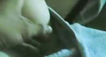 നാണമില്ലാത്ത അനന്തരവൻ ജാഗ്രതയോടെ ഒരു സ്ത്രീയുടെ കഴുതയെ നക്കുന്നു