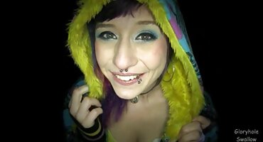 മെലിഞ്ഞ യുവതി ആൺകുട്ടിയെ തൃപ്തിപ്പെടുത്തുകയും ചെയ്യുന്നു