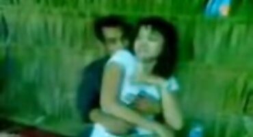 ബാത്ത്റൂമിൽ ഒരു പുരുഷൻ പക്വതയുള്ള വെളുത്തുള്ളി