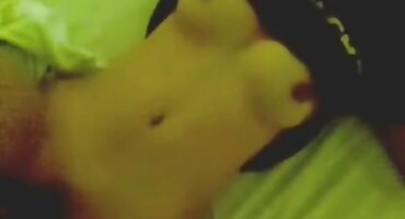 കാമുകനൊപ്പം സുന്ദരിയായ പ്രണയം നൃത്തം ചെയ്യുന്നു