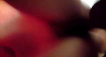 സുന്ദരിയായ പെൺകുട്ടി അവൾ കാണാത്ത ഒരു ആൺകുട്ടിയെ വലിച്ചിഴയ്ക്കുന്നു