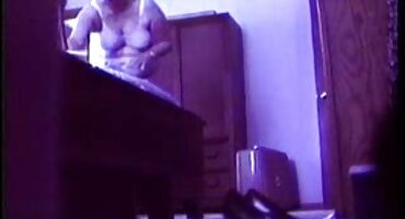 റഷ്യൻ അമ്മയും മകളും സ്ട്രാപ്പൺ ഉപയോഗിച്ച് പരസ്പരം തൃപ്തിപ്പെടുത്തുന്നു