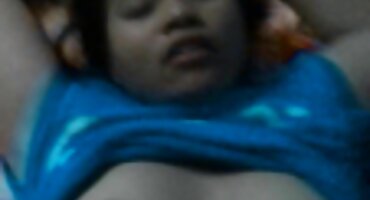 നനഞ്ഞ കുണ്ടിയിൽ കൊഴുത്ത അമ്മായിയെ ആൺകുട്ടി നോക്കുന്നു