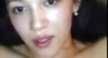 ടാറ്റൂ ചെയ്ത ആൾ കഴുതയിൽ വളരെ മെലിഞ്ഞ