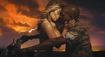 കുളത്തിൽ മധുരവും സുന്ദരവുമായ ലൈംഗിക യുവാവും പെൺകുട്ടിയും