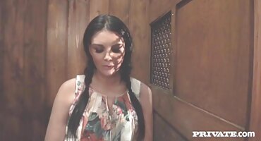 ഒരു പക്വതയുള്ള സ്ത്രീയുമായി നടന്ന് ചൂടുള്ള സെക്സിനായി അവളെ പ്രചരിപ്പിച്ചു