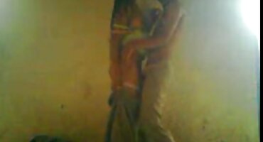 കുളിക്കുമ്പോൾ, വെളുത്തുള്ളി ഒരു വ്യാജ കോഴി കൊണ്ട് രതിമൂർച്ഛയിലേക്ക് കൊണ്ടുവന്നു