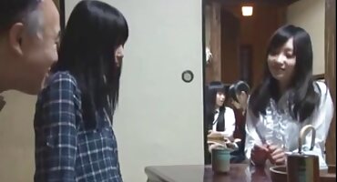 യുവ റഷ്യൻ പെൺകുട്ടി അവളുടെ പുസ്സി വലിയ കോഴി ആക്സസ് നൽകി