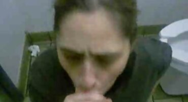 കാമുകൻ ഒരു ബ്ളോഗ് നൽകുന്നു അവന്റെ കാമുകൻ എടുക്കുന്നു