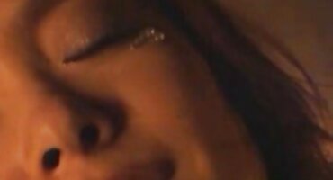 ക്യാമറയ്ക്ക് മുന്നിൽ സുന്ദരിയായ യുവ വിരലുകൾ സമനിരപ്പുണ്ടാക്കുകയും ഉറക്കെ മൂളുകയും ചെയ്യുന്നു