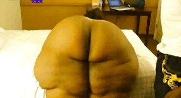 പക്വതയുള്ള ഗർഭിണിയായ ഭാര്യ ധിക്കാരിയായ ഡോക്ടറുടെ കോഴി തുപ്പുന്നു