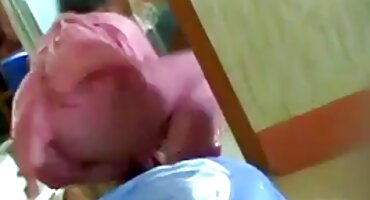 ആൺകുട്ടികൾ ഒരു ലെസ്ബിയൻ ചിത്രീകരിച്ച് അവളെ ഗുൽ ദ്വാരത്തിലും വായിലും അടിച്ചു.