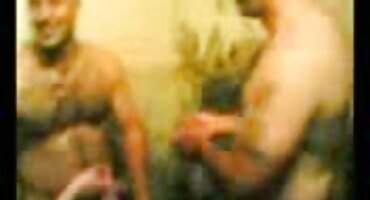 പെൺകുട്ടി സജീവമായി ഹോം വിരൽ ഫംഗ്ഷൻ ഏർപ്പെട്ടിരിക്കുന്ന