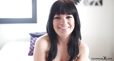 വെളുത്ത സ്റ്റോക്കിംഗിൽ അമ്മ രണ്ട് പുരുഷന്മാർ