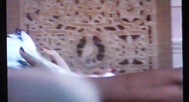 ഒരു യുവതിയുടെ രോമമുള്ള പുഷ്പം ഒരു കൈകൊണ്ട് നടുങ്ങുന്നു