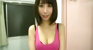 സുന്ദരിയായ യുവ ഭാര്യ സെക്സ് മുമ്പ് വീട്ടിൽ കോഴി കുടിക്കുന്നു