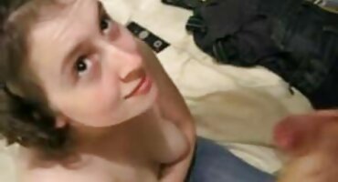 ചെറുപ്പക്കാരൻ മൃദുവായ സോഫയിൽ കണ്ണട ഉപയോഗിച്ച് മെലിഞ്ഞ പെൺകുട്ടി